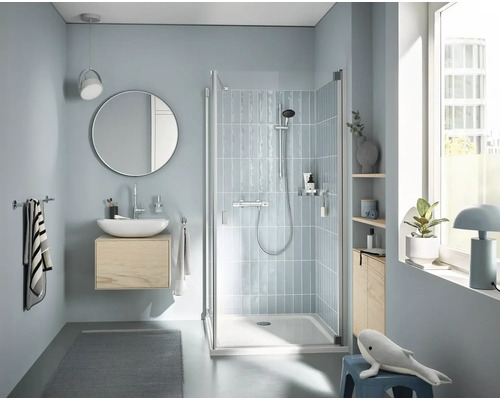 Moderne badkamer met douche, wastafel, spiegel en blauw kleurenschema