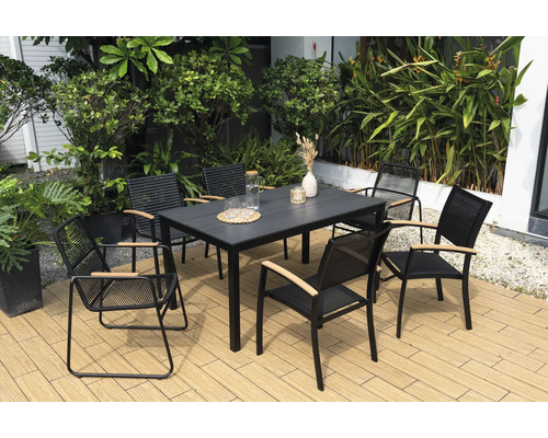 Tuinscene met eettafel en acht stoelen op een terras