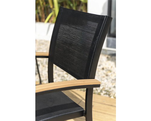 Detailopname van een tuinstoel met textielbespanning en houten armleuningen