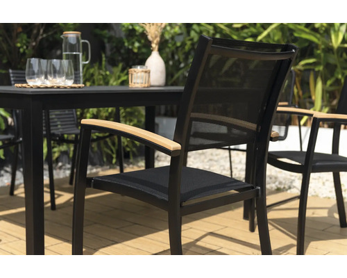 Tuin tafel met stoelen van metaal en armleuningen van hout