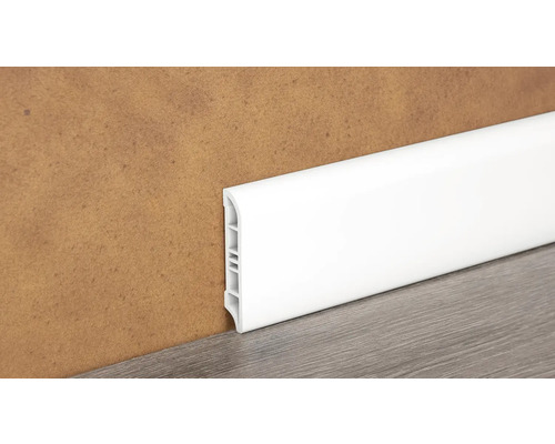 Witte kunststof plint tegen de muur