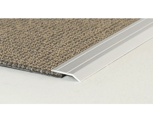 Detailopname van een tapijtrand met overgangsprofiel