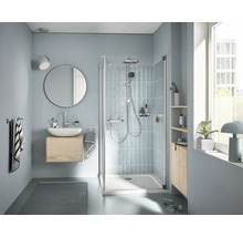 Badkamer met douche, wastafel, spiegel en handdoeken