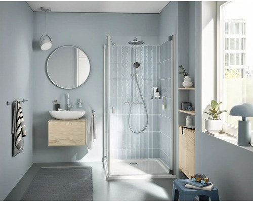 Moderne badkamer met douchecabine, wastafel en spiegel