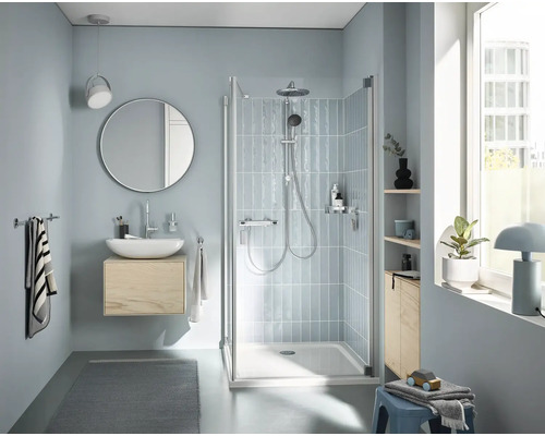 Moderne badkamer met douche, wastafel en spiegel