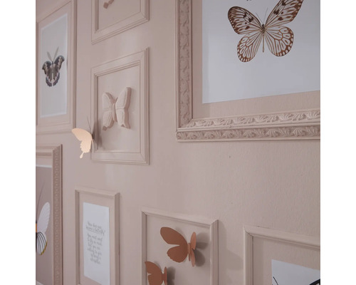 Wanddecoratie met fotolijsten en vlindermotieven