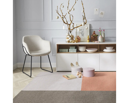 Woonkamer met fauteuil, tapijt, dressoir en paasdecoratie
