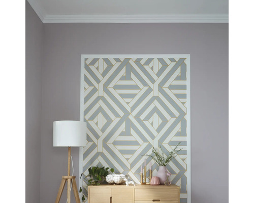 Kamer met geometrisch behang en houten dressoir