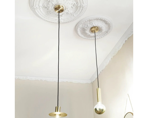 Twee hanglampen met plafondrozetten aan het plafond