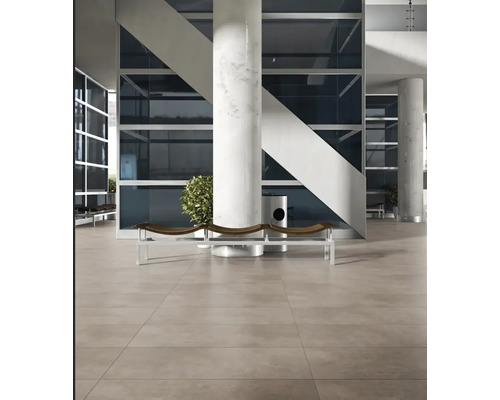 Interieur met beige vloertegels, zuilen en een bank