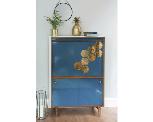 Decoratieve kast met blauwe afwerking en gouden zeshoekaccenten in de woonkamer.