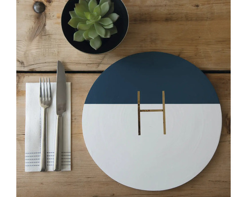 Decoratieve tafel met bestek, servet en plant als tafeldecoratie