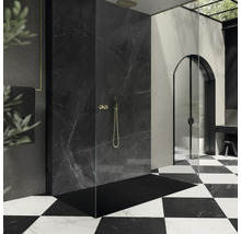 Badkamer met douche, marmeren wand en schaakbordtegels