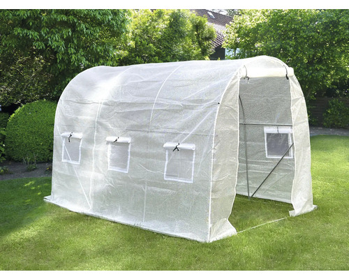 Kas op een gazon in de tuin