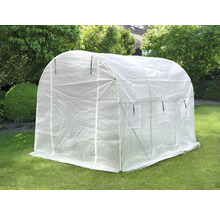 Plastic tunnelkas op een gazon in de tuin.
