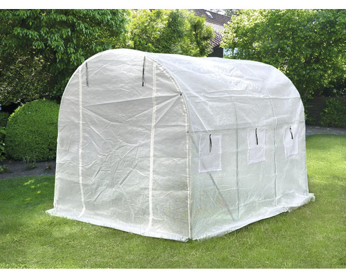 Plastic tunnelkas op een gazon in de tuin.