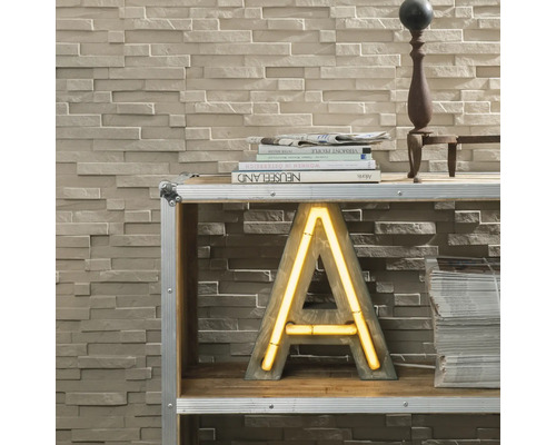 Decoratieve wand met steenpanelen en een plank met decoratieve letters