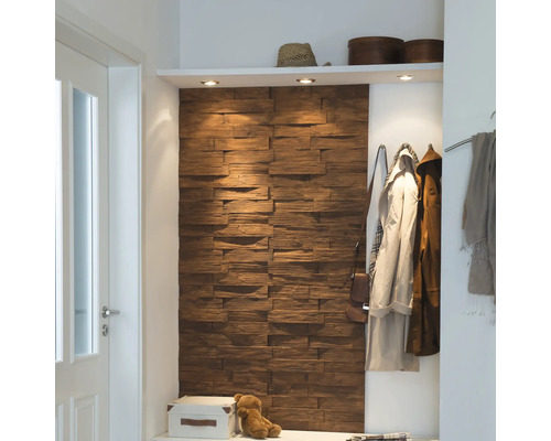 Entree met houten panelen, plank en garderobe.