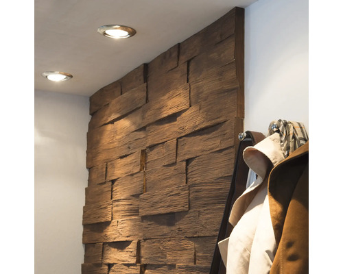 Houten wandpaneel met verlichting en kapstok