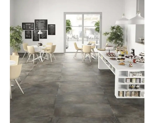 Café-interieur met tafels, stoelen en keramische vloertegels