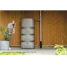 Toepassingsvoorbeeld: Kubische tuintank met een inhoud van 1000 liter, aangesloten op een regenpijp, met een vrouw die een slang vasthoudt