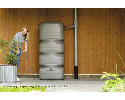 Toepassingsvoorbeeld: Kubische tuintank met een inhoud van 1000 liter, aangesloten op een regenpijp, met een vrouw die een slang vasthoudt