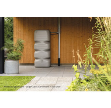 Tuinscene met een grijze 1000 liter Cubus regenton tegen een houten wand
