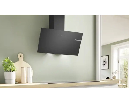 Moderne keuken met afzuigkap boven de kookplaat.