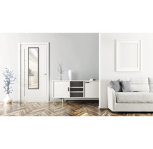 Interieur met deur met spiegel, dressoir en bank