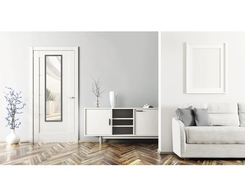 Interieur met deur met spiegel, dressoir en bank