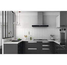 Moderne keuken met grijze onderkasten, afzuigkap en witte tegels