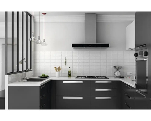 Moderne keuken met grijze onderkasten, afzuigkap en witte tegels