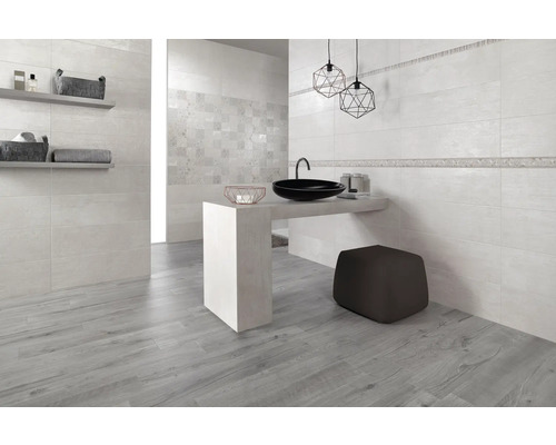 Lichte badkamer met tegels in houtlook, wastafel en decoratieve elementen