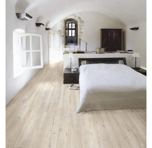 Lichte slaapkamer met houten vloer, bed en raam