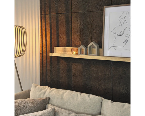 Woonkamer met wandpanelen in steenlook, plank, decoratie en staande lamp