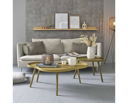 Woonkamer met bank, salontafels en decoratie