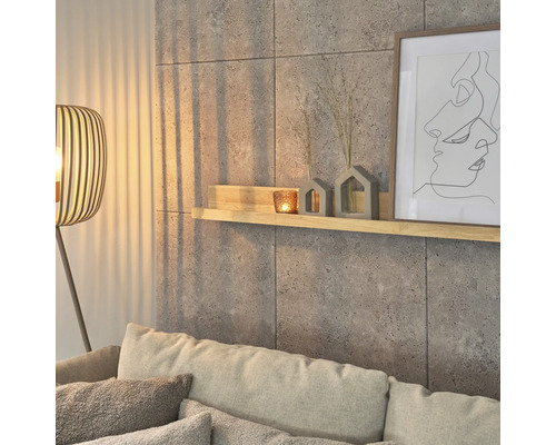 Woonkamer met wandpanelen in betonlook, plank, decoratie en vloerlamp