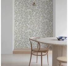 Kamerweergave met een patroonbehang met bladeren, een ronde tafel en een houten stoel