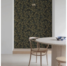 Inrichtingsidee met wandbehang met ginkgo-bladmotief, ronde tafel en stoel