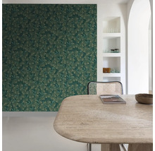 Scene met groen bladbehang, tafel en stoel