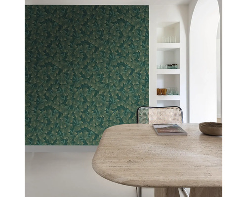 Scene met groen bladbehang, tafel en stoel