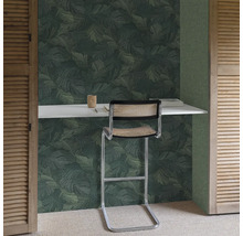 Kamer met behang met bladmotief, bureau en stoel