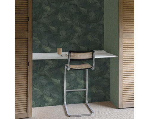 Kamer met behang met bladmotief, bureau en stoel