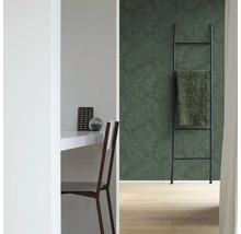 Woonkamer met bureau, ladder en behang met patroon voor een stijlvol interieur