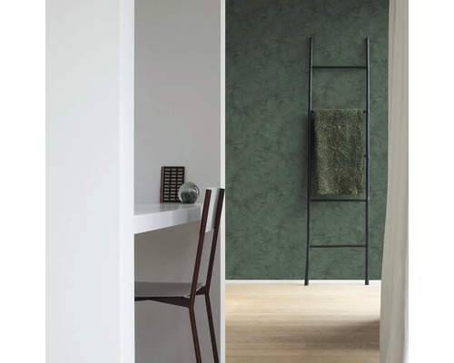 Woonkamer met bureau, ladder en behang met patroon voor een stijlvol interieur