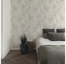 Slaapkamer met patroonbehang, bed en decoratieve elementen voor een stijlvolle sfeer.