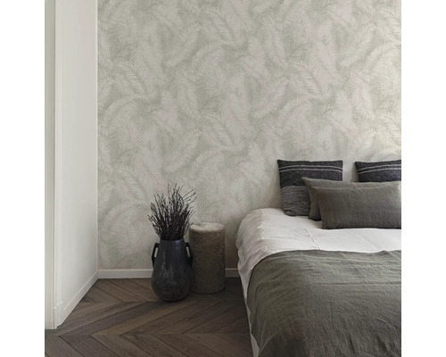 Slaapkamer met patroonbehang, bed en decoratieve elementen voor een stijlvolle sfeer.