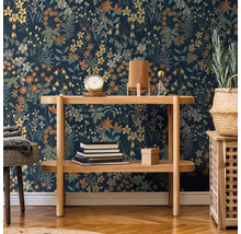 Decoratieve wandbekleding met een bloemenbehang in een stijlvol ingerichte kamer.