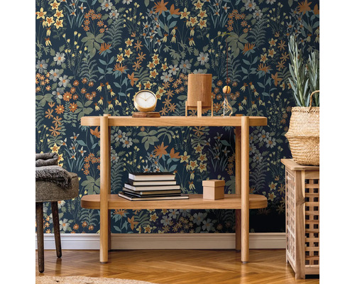 Decoratieve wandbekleding met een bloemenbehang in een stijlvol ingerichte kamer.