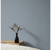 Close-up van licht structuurbehang met klein tafeltje en decoratie